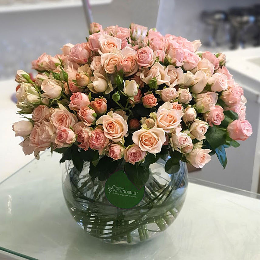 100 Peach Spray Roses In Glass Vase: Valentines Gifts Delivery in Bahrain