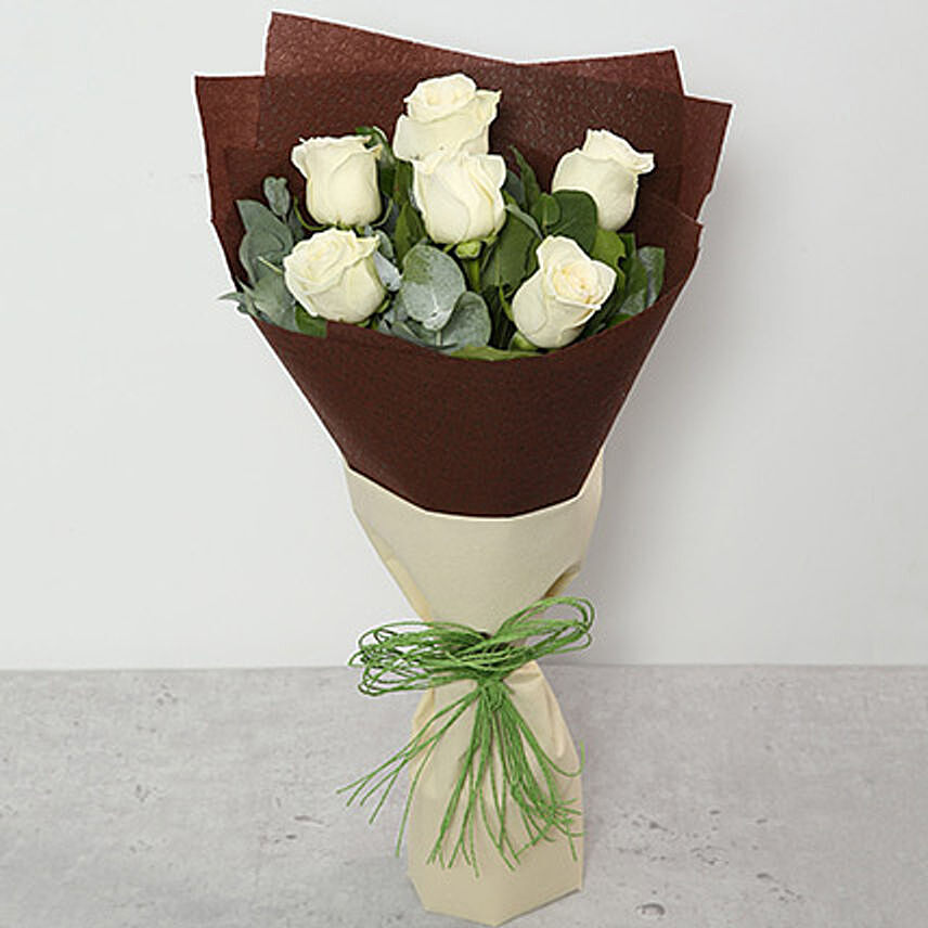 باقة من الأزهار البيضاء: توصيل هدايا بنغلادش