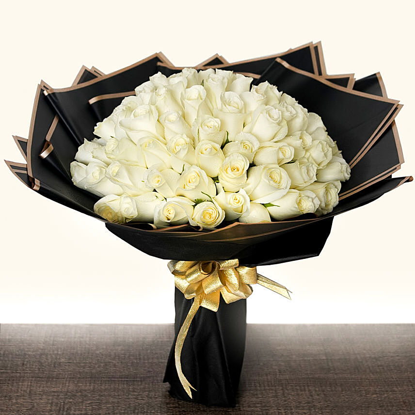 باقة 50 وردة جوري بيضاء في غلاف أسود وببيونة ذهبي: هدايا عيد الأب في الأردن