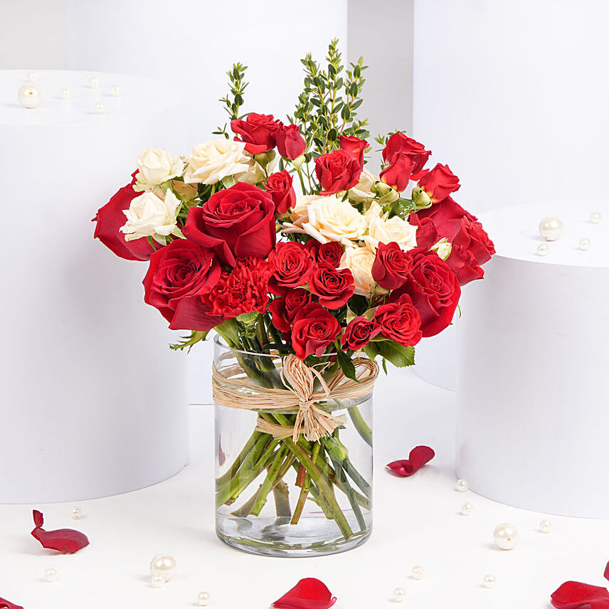 Red and Peach Roses in a Vase: Valentines Day Gifts to Jordan