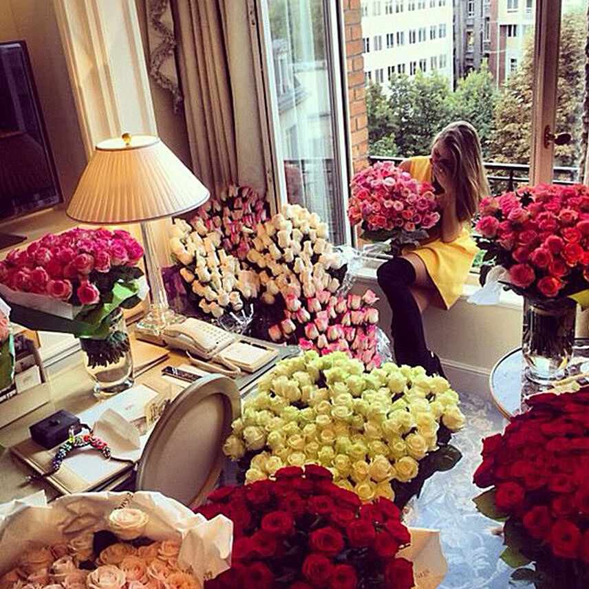 Enchanting 500 Roses Vase Arrangement: Anniversary Flowers for Wife