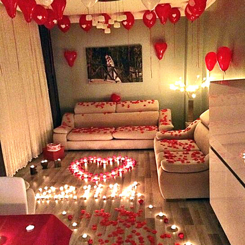 Romantic Decor Of Balloons and Candles: 