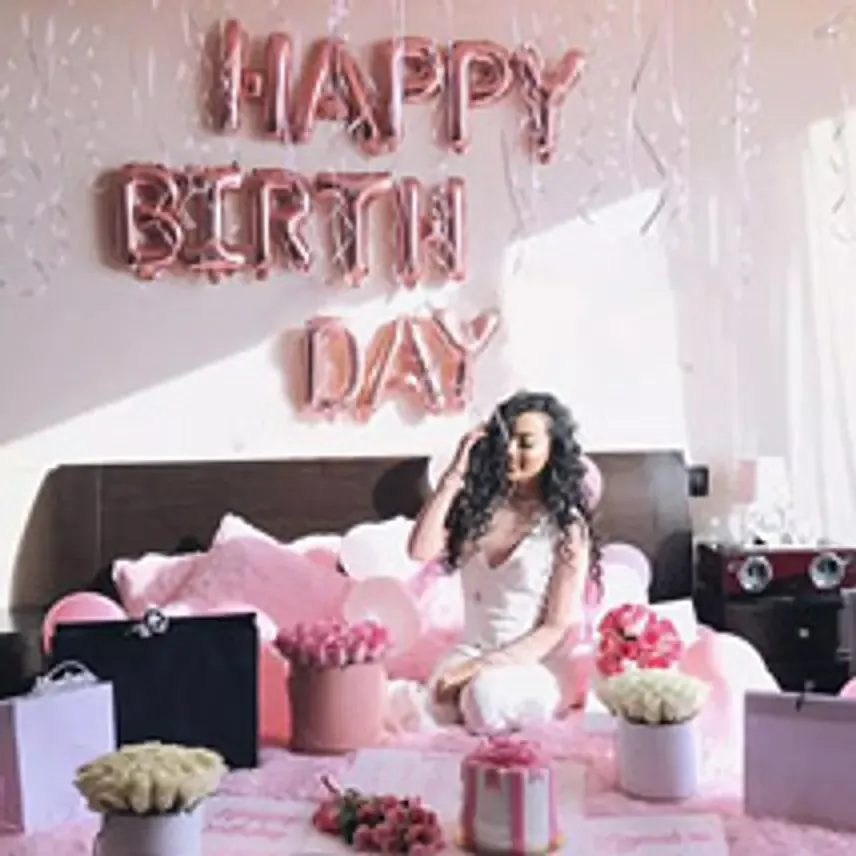 ديكور فاخر لعيد الميلاد يضم البالون والورود مع الكيك: Birthday Decoration Services