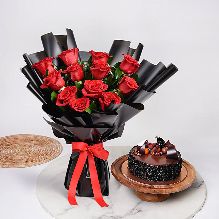 Elegant Rose Bouquet With Chocolate Fudge Cake: Christmas Flowers to Ras Al Khaimah