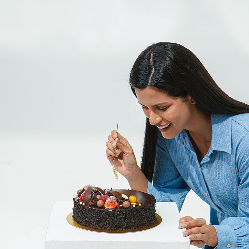 Fudge Cake: Birthday Gifts to Ajman