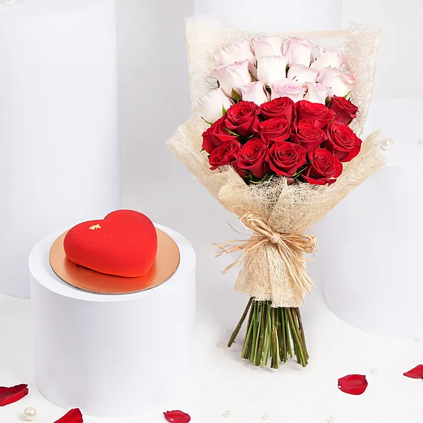 باقة ورد جوري وردي وأحمر في غلاف بيج مع تورتة شكل قلب: زهور وشوكولاتة لطلب الزواج