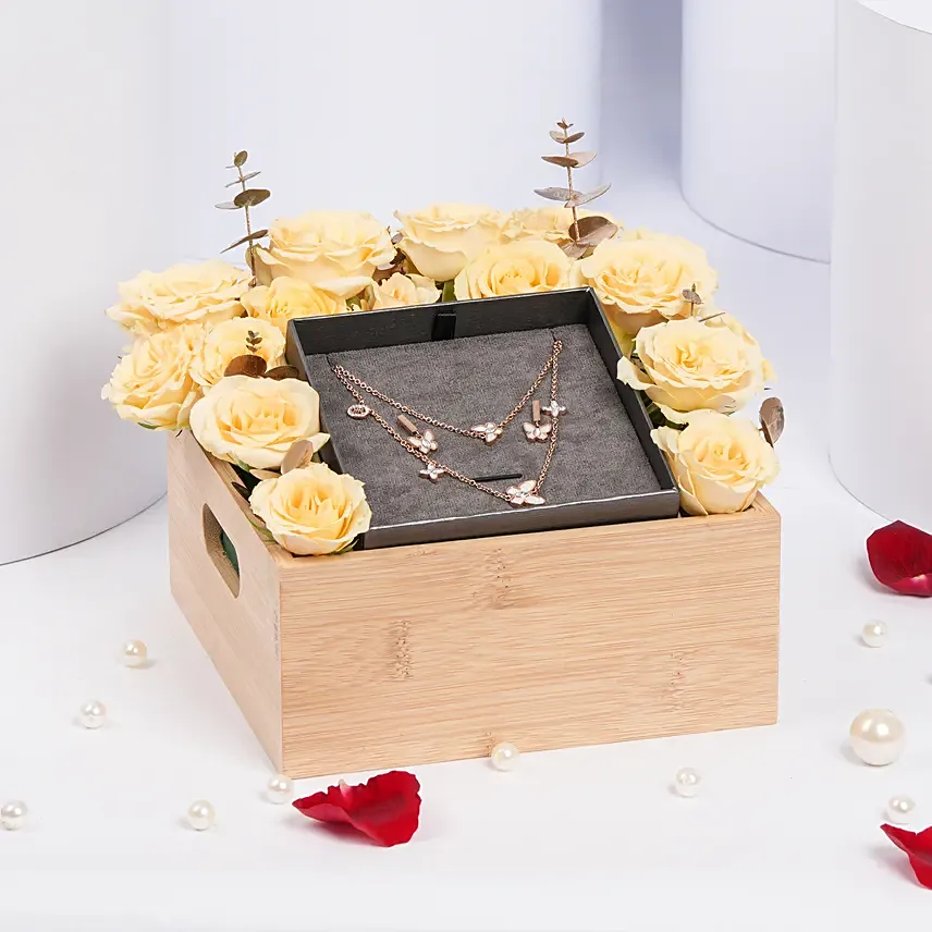 Beauty of Butterflies Cerruti 1881 Accessories For her with Roses: 