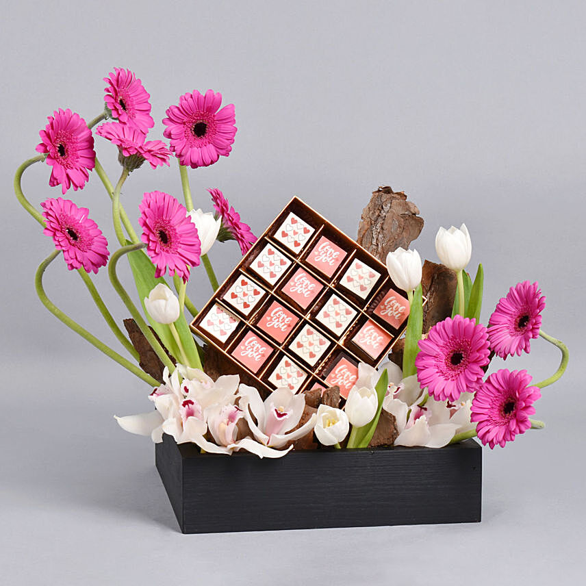 كومبو بوكس شوكولاتة 16 قطعة مطبوعة لعيد الزواج: توصيل ورد في دبي
