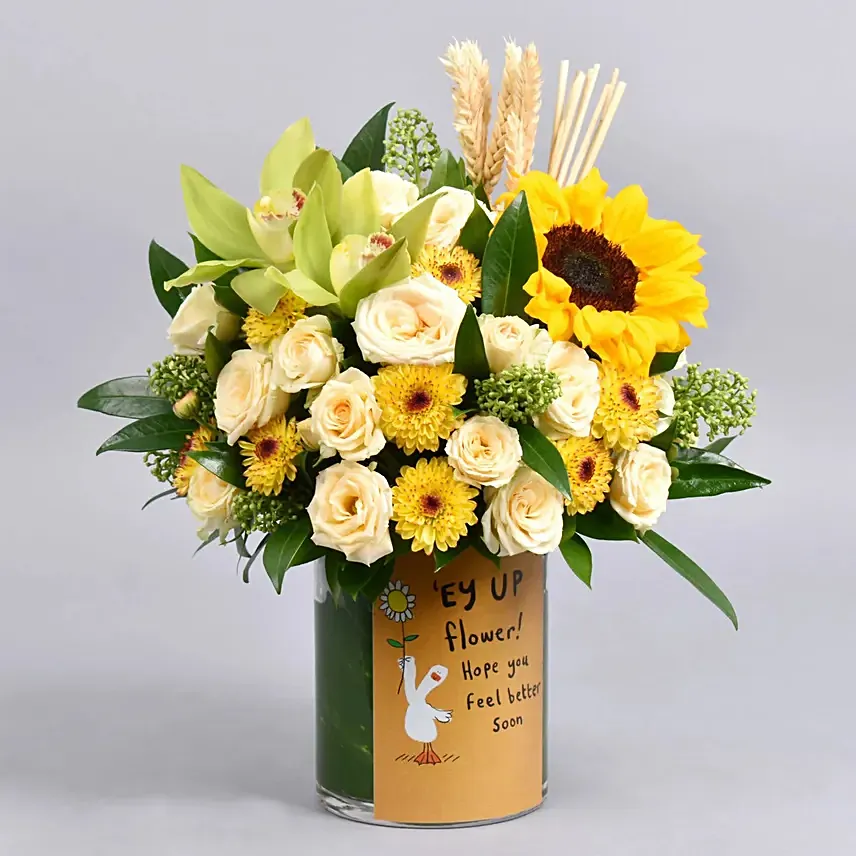 باقة ورود عباد الشمس مع زنبق وأقحوان في فازة مخصصة للشفاء العاجل: الورود الصفراء