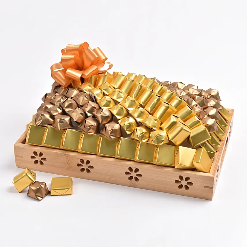 ترتيب شوكولاته فاخرة في صينية خشب واحد كيلو و300 جرام: شوكولاتة في دبي
