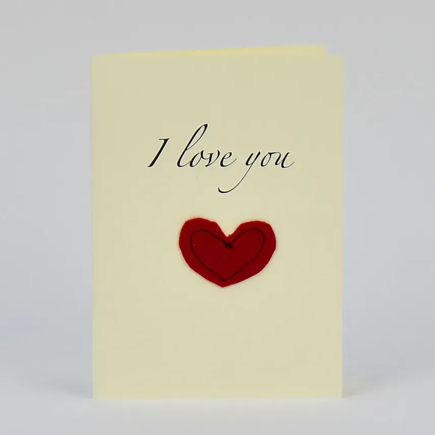 بطاقة معايدة أحبك مزين على غلافها تطريز قلب أحمر: بطاقات التحية عبر الإنترنت