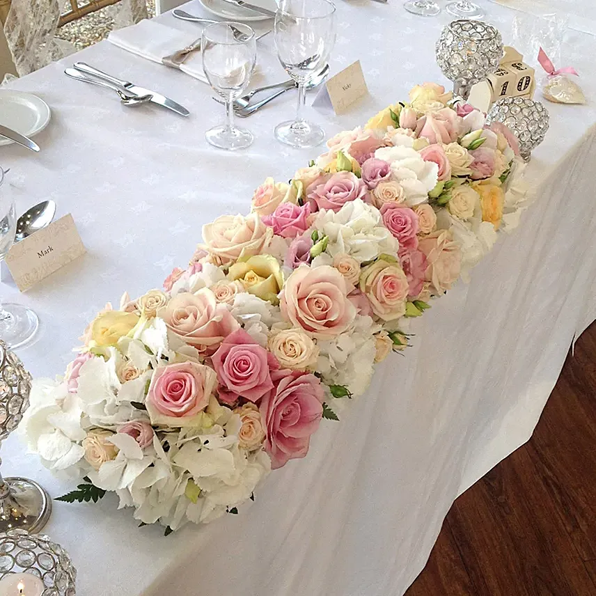 تشكيلة الورود لتزيين الطاولة بالوان رقيقة وهادئه: ديكور طاولة