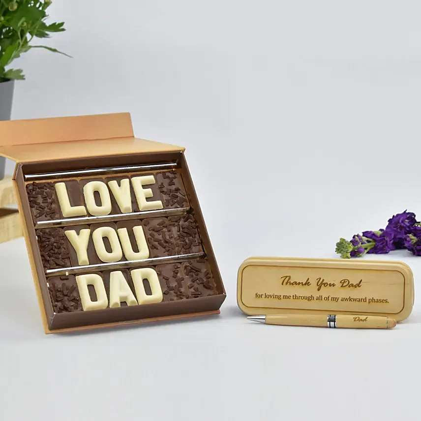 قلم محفور عليه الاسم للأب مع شوكولاتة حروف بعبارة أحبك أبي: حفر على الخشب