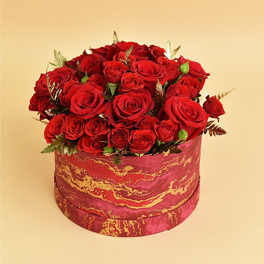 هدية باقة ورود حمراء في بوكس دائري: تنسيقات زهور عيد الحب