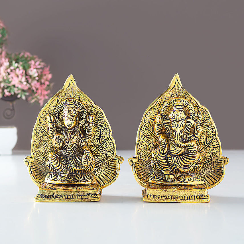 Metal Laxmi Ganesha Idol with Leaf Backdrop: هدايا التماثيل عبر الإنترنت