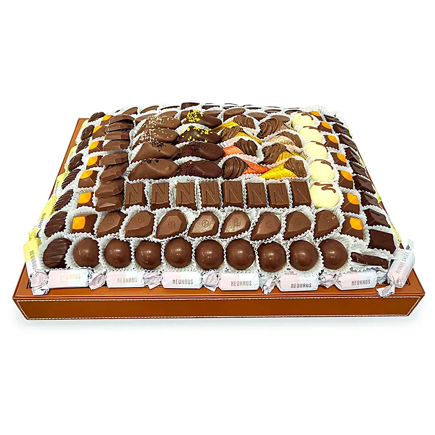 شوكولاتة نيوهاوس البلجيكية - ترتيب شوكولاتة في صينية فاخرة: هدايا يوم الشوكولاته