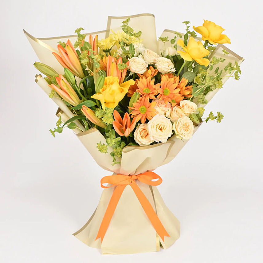 باقة ورود لون أصفر وبرتقالي مع زنبق وأقحوان في غلاف مرتب: توصيل الزهور لحبيبة