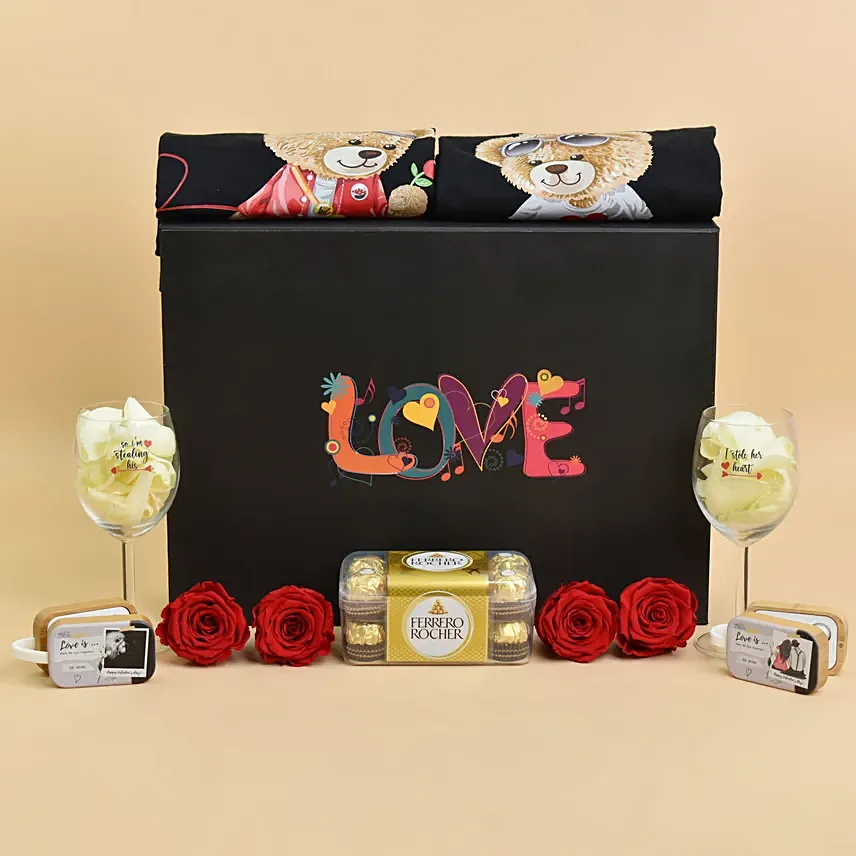 بوكس هدايا مخصصة مع تيشرت وشوكولاته: هدايا مخصصة لعيد الحب