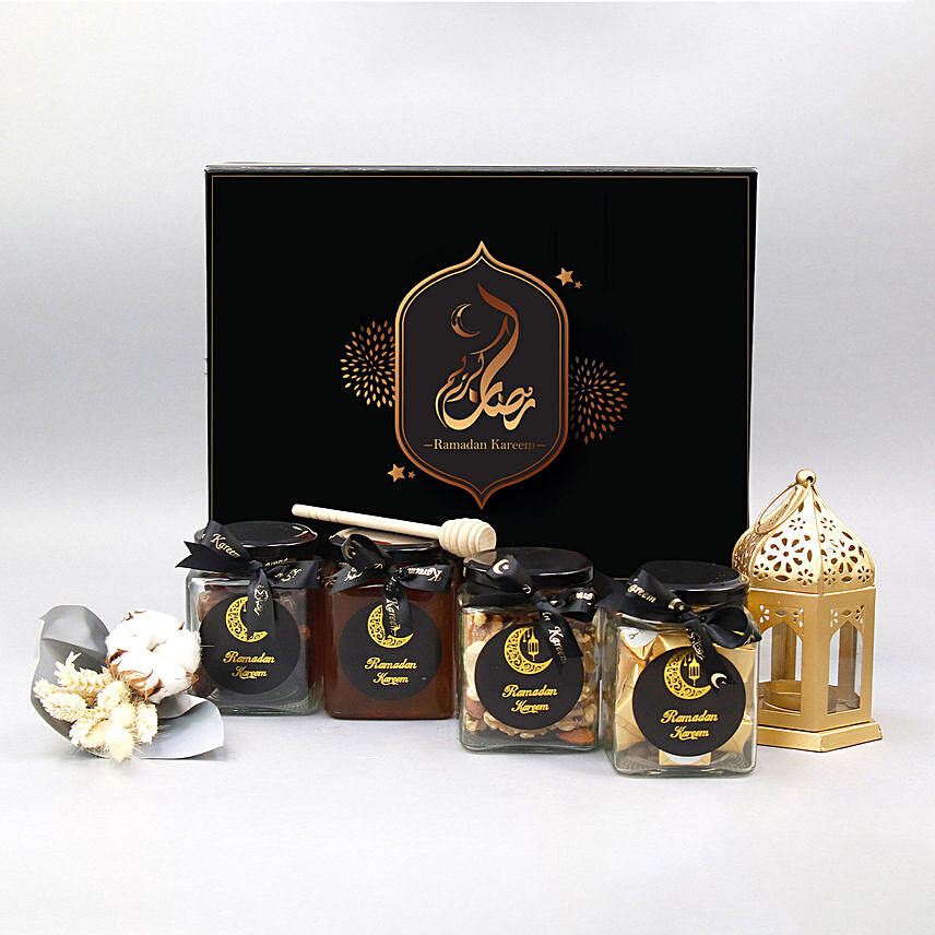 بوكس الشوكولاته والمكسرات والعسل المميز مع فانوس دهبي: تنسيق هدايا رمضان