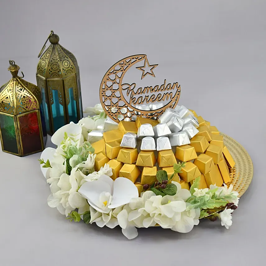 صينية شوكولاتة دائرية مع ورد صناعي لرمضان مع شكل هلال  : شوكولاتة رمضان مبارك