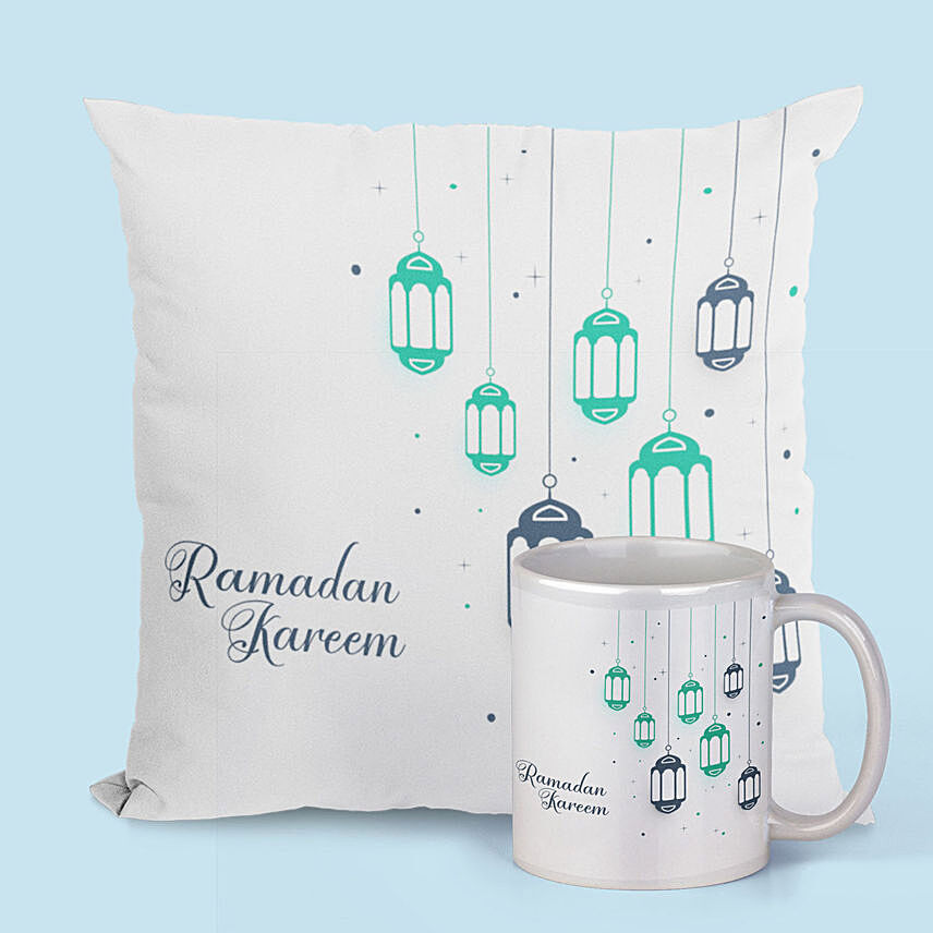 كوب ووسادة بيضاء مصممين بتصميم رمضان كريم: هدايا رمضانية بتصميم خاص