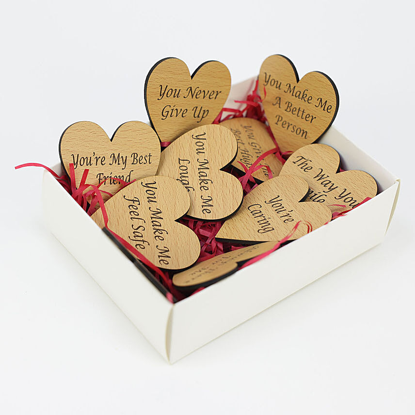 علبة فيها  قطع خشبية على شكل قلب مكتوب عليها أسباب الحب: تصميم هدايا في الفجيرة