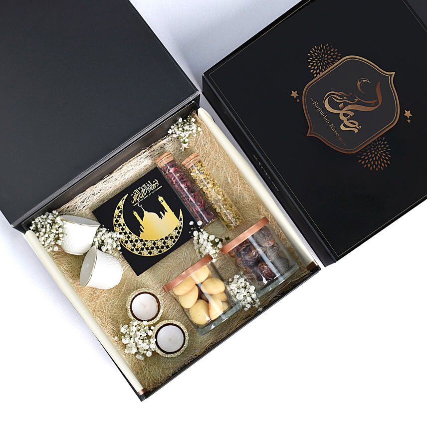 بوكس شمع وكوكيز وشوكولاته  مع بطاقة رمضان كريم: تنسيق هدايا رمضان