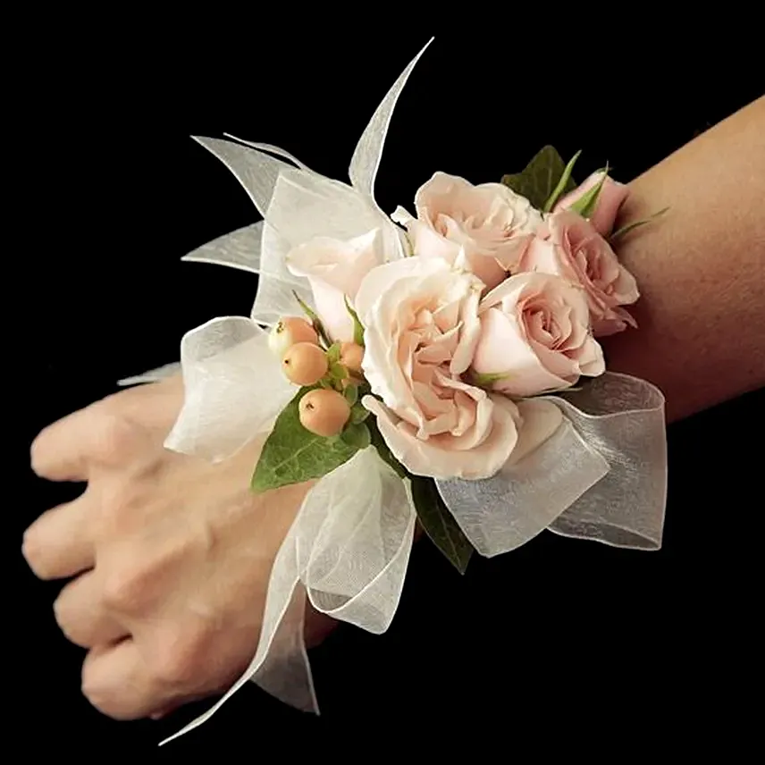 Stunning Peach Flowers Corsage: 