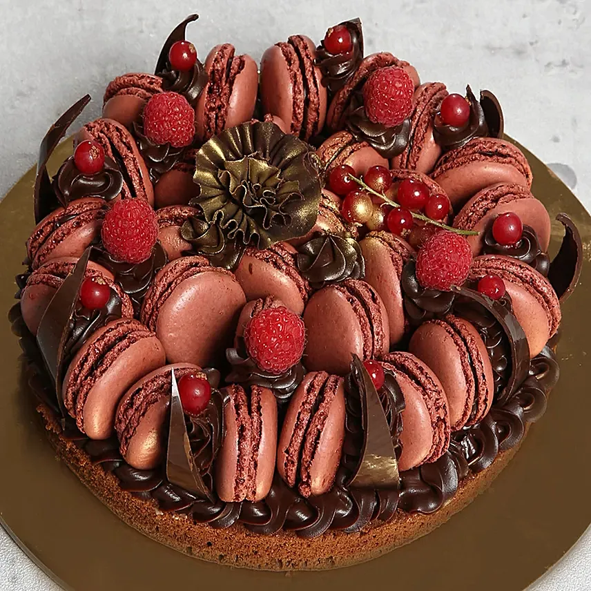 كيك الشوكولاتة المزينة بالماكرون: Birthday Chocolate Cakes