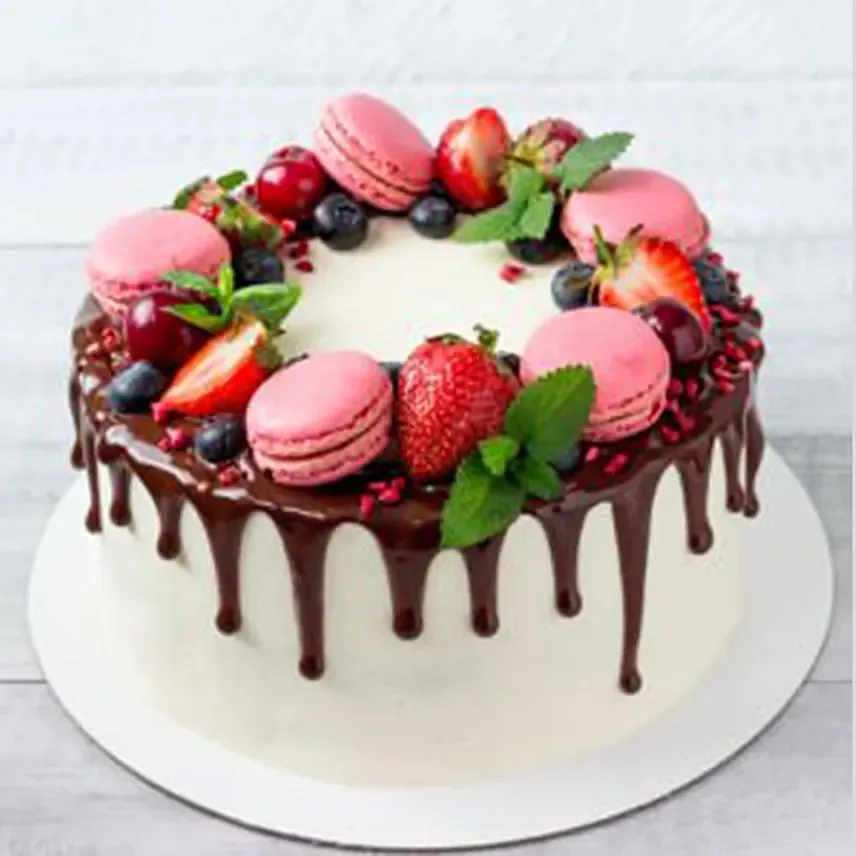 Tempting Macarons Berries Cake: Vanilla Cakes