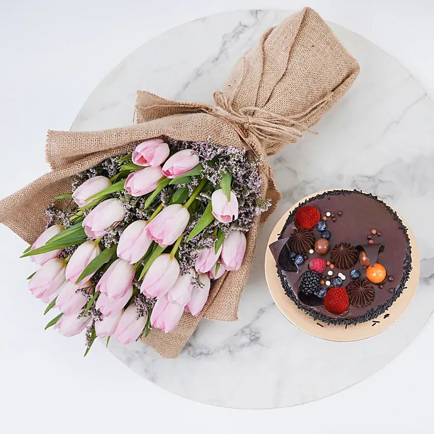 كومبو ورد وكيك - كيك الشوكولاته اللذيذ مع باقة ورد التوليب: هدايا يوم المرأة العالمي