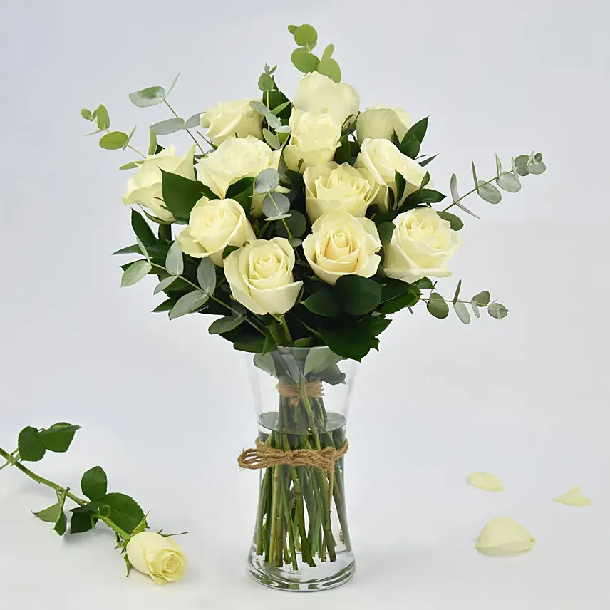 باقة ورود بيضاء خلابة في مزهرية : أزهار التعاطف والتعازي إلى عجمان