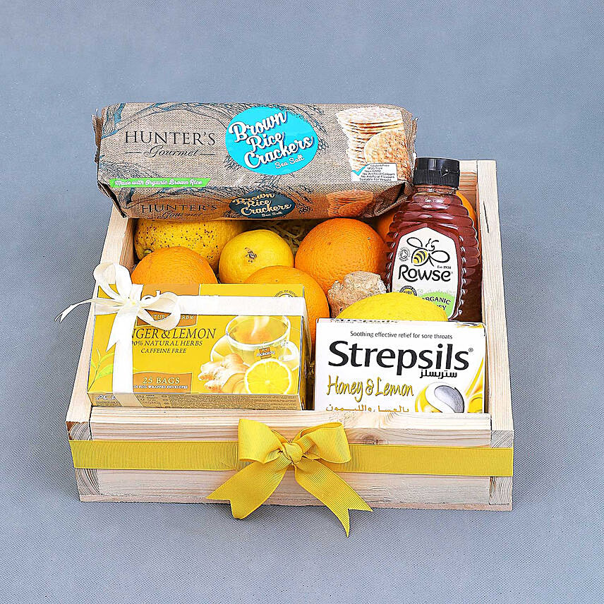 صينية خشبية هدية للمريض تحتوي على عسل وشاي الليمون والزنجبيل: توصيل هدايا في عجمان