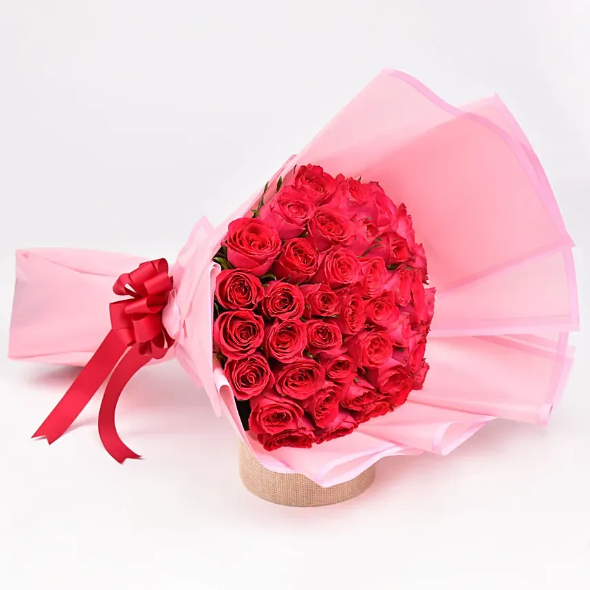 باقة أزهار وردية داكنة راقية بغلاف رائع: باقة ورد هدية عيد ميلاد رأس الخيمة