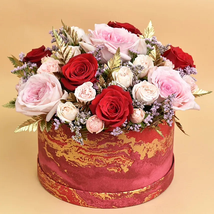 هدية تنسيقة ورد وردي في بوكس أحمر: تشكيلات أزهار عيد الحب