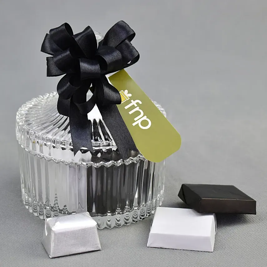 وعاء شوكولاتة زجاجي شفاف بوزن 150 غم مغلف بشريط أسود أنيق: توصيل هدايا على مدار الساعة