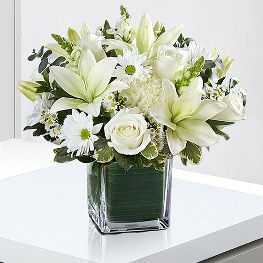 Beautiful White Flowers Vase: Carnation Flowers