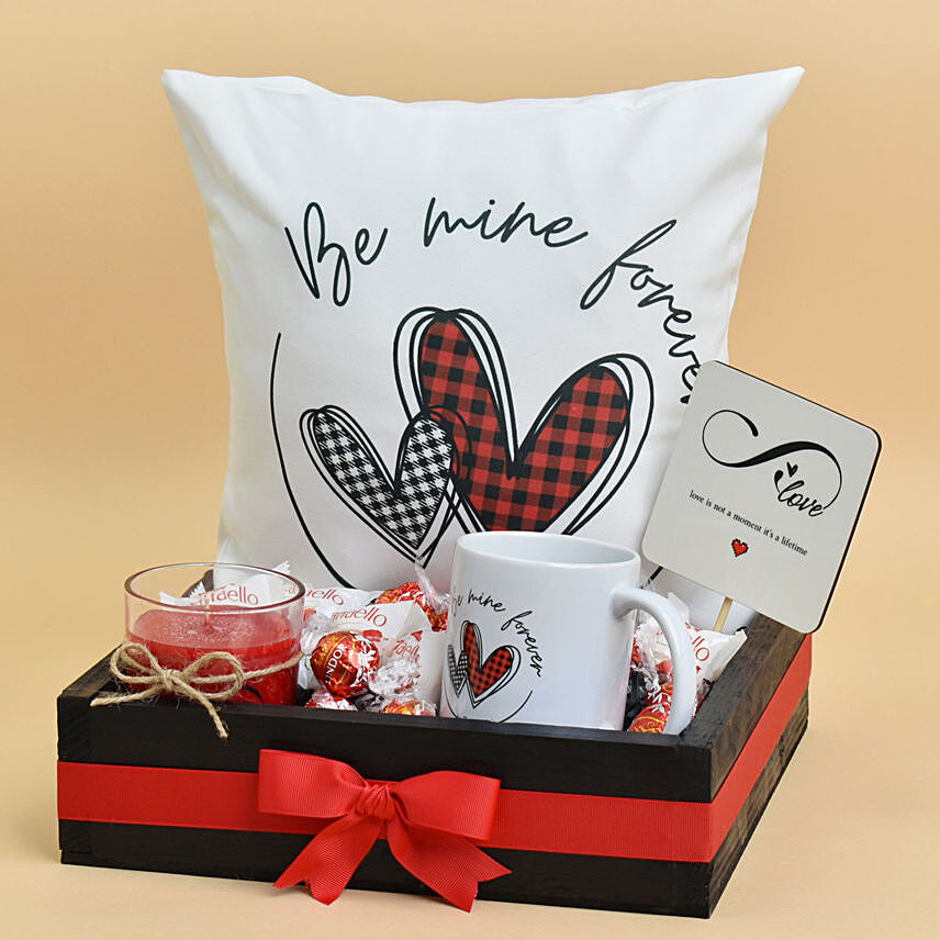 هدية بوكس هدايا أسود مع ورد ووسادة: سلة هدايا عيد الحب له