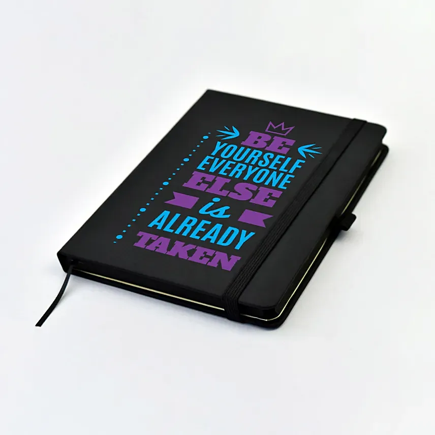 دفتر أسود على غلافه كتابات تحفيزية هدية مثالية لمن تحب: تصميم هدايا خاصة