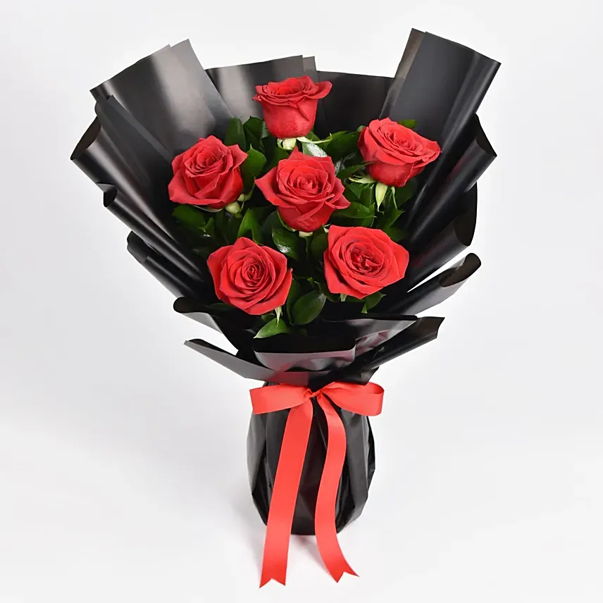باقة ورد حمراء خلابة من 6 وردات بتغليف رائع: هدايا عيد الحب إلى أم القيوين