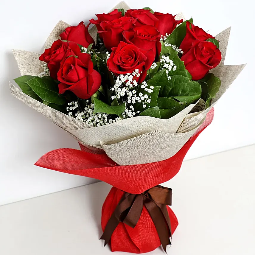 باقة 12 وردة حمراء بغلاف رومانسي : أرسل زهور يوم عيد الحب إلى العين