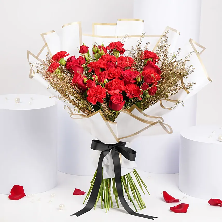 ورد عيد الحب - باقة ورد جوري وقرنفل أحمر  في غلاف أبيض: هدايا يوم الورد