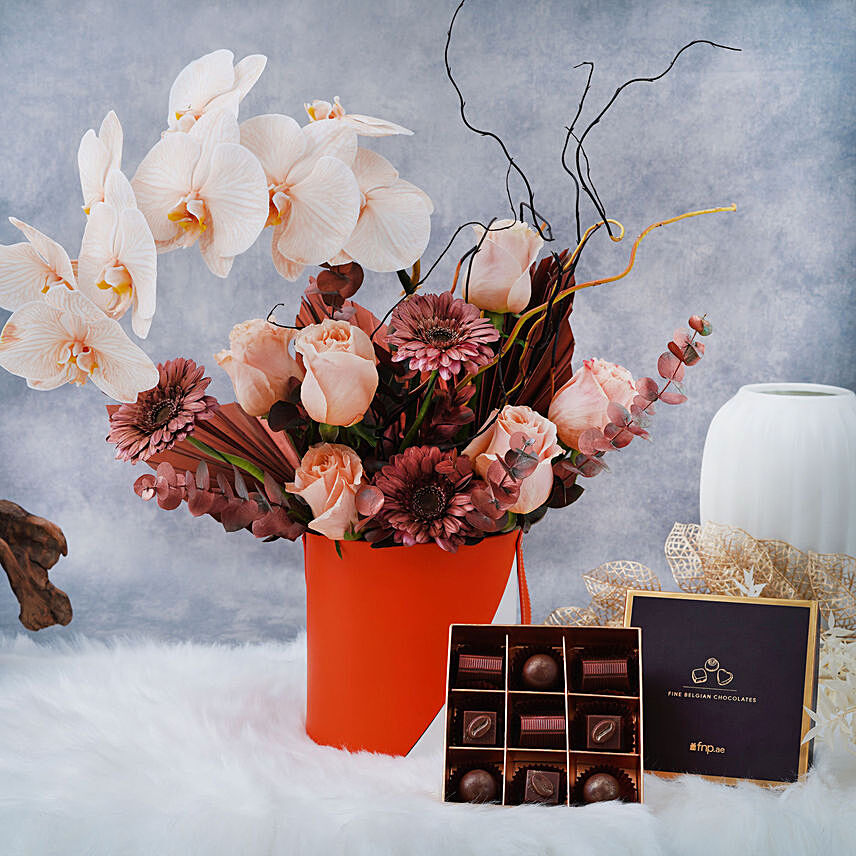 باقة ورد أوركيد في فازة جلدية مع بوكس شوكولاته 9 قطع: زهور وشوكولاتة لعيد الأم