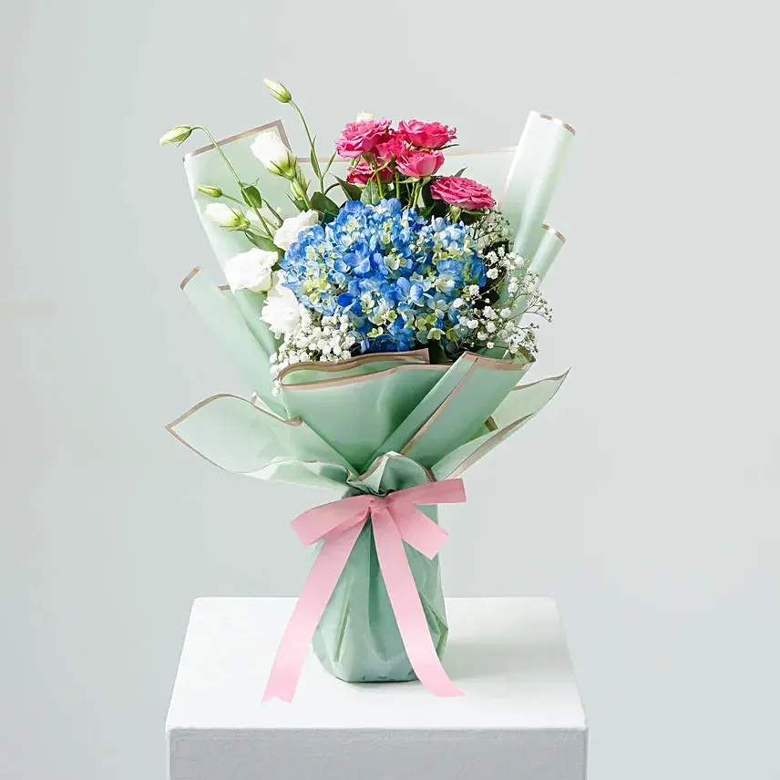 Appealing Roses N Hydrangea Bouquet: Happy Women's Day Flowers