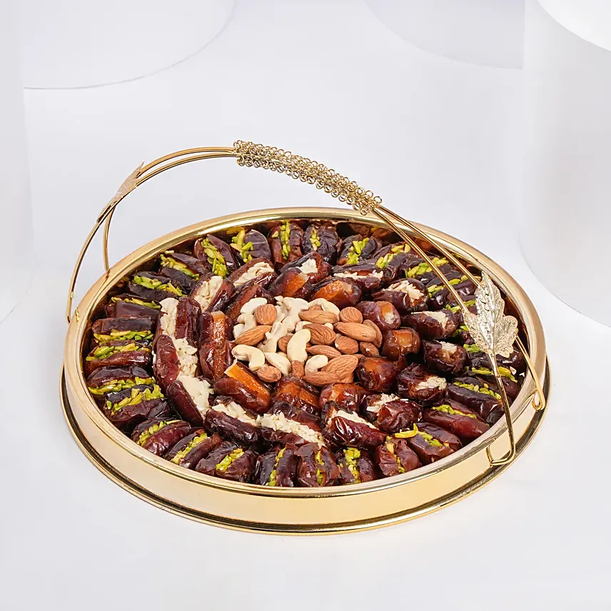 تمور محشوة بالمكسرات المتنوعة ومزين باللوز في طبق أنيق: توصيل هدايا العيد في أبوظبي