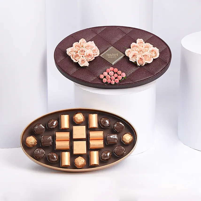 شوكولاتة بستاني 24 قطعة بوكس بيضاوي جلد نبيذي مزين ورد: هدايا عيد الأضحى