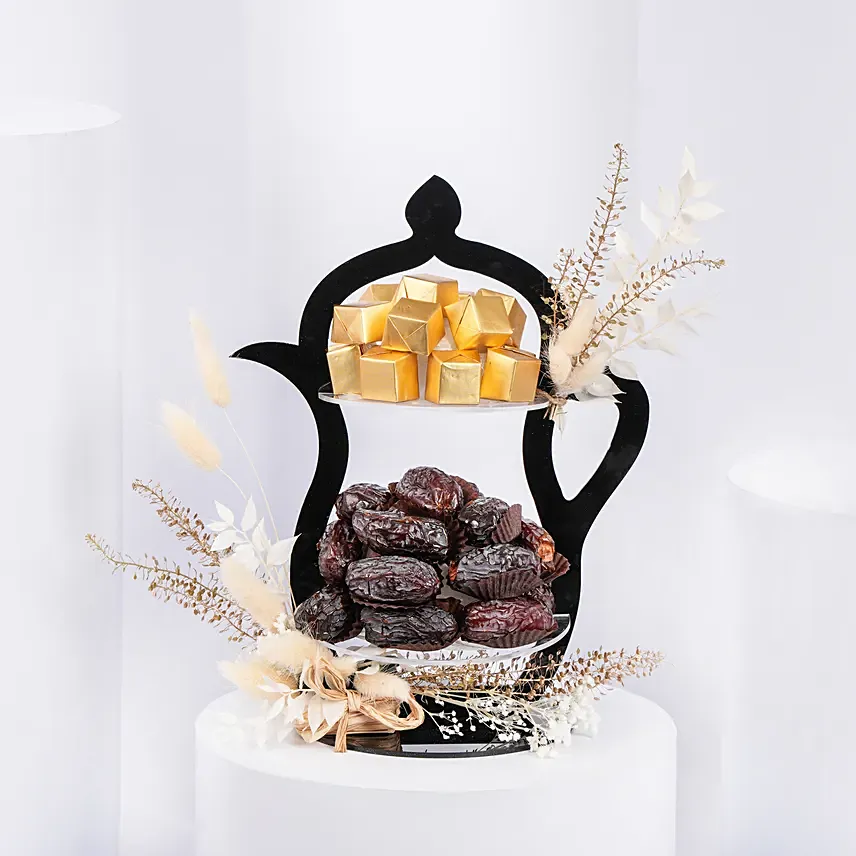 دلة رمضان - ستاند شوكولاتة وتمر مجدول في ستاند شكل دلة: هدايا العيد