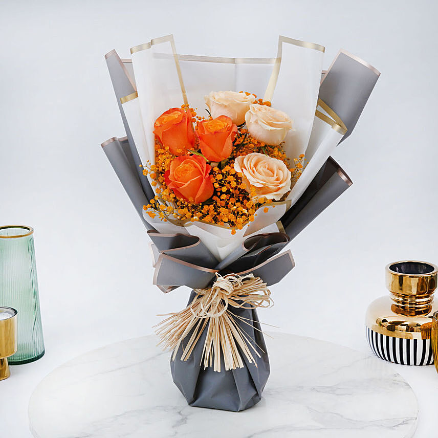 باقة من الورود البرتقالية والخوخية بغلاف أبيض وبرتقالي: هدايا عيد الشكر