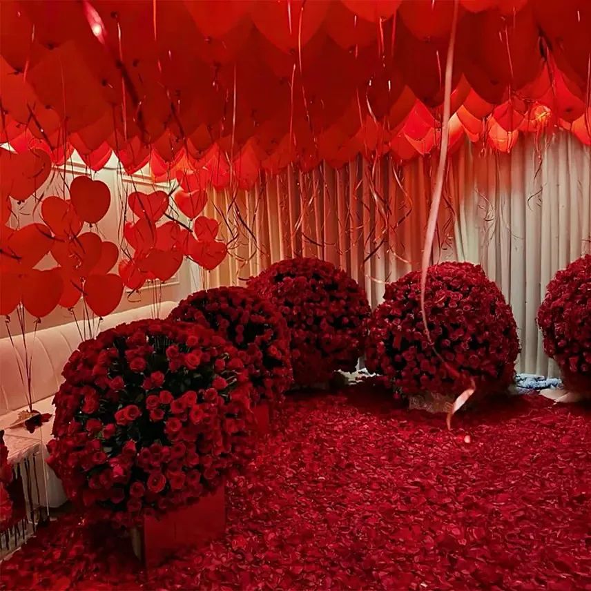 Extravagant Decoration Balloon Ceiling and Roses: Experiential Gifts