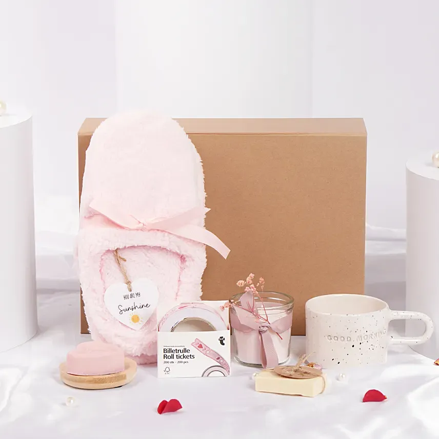 Pink Valentines Day Gift Box: Valentine Day Gift Hampers to Fujairah